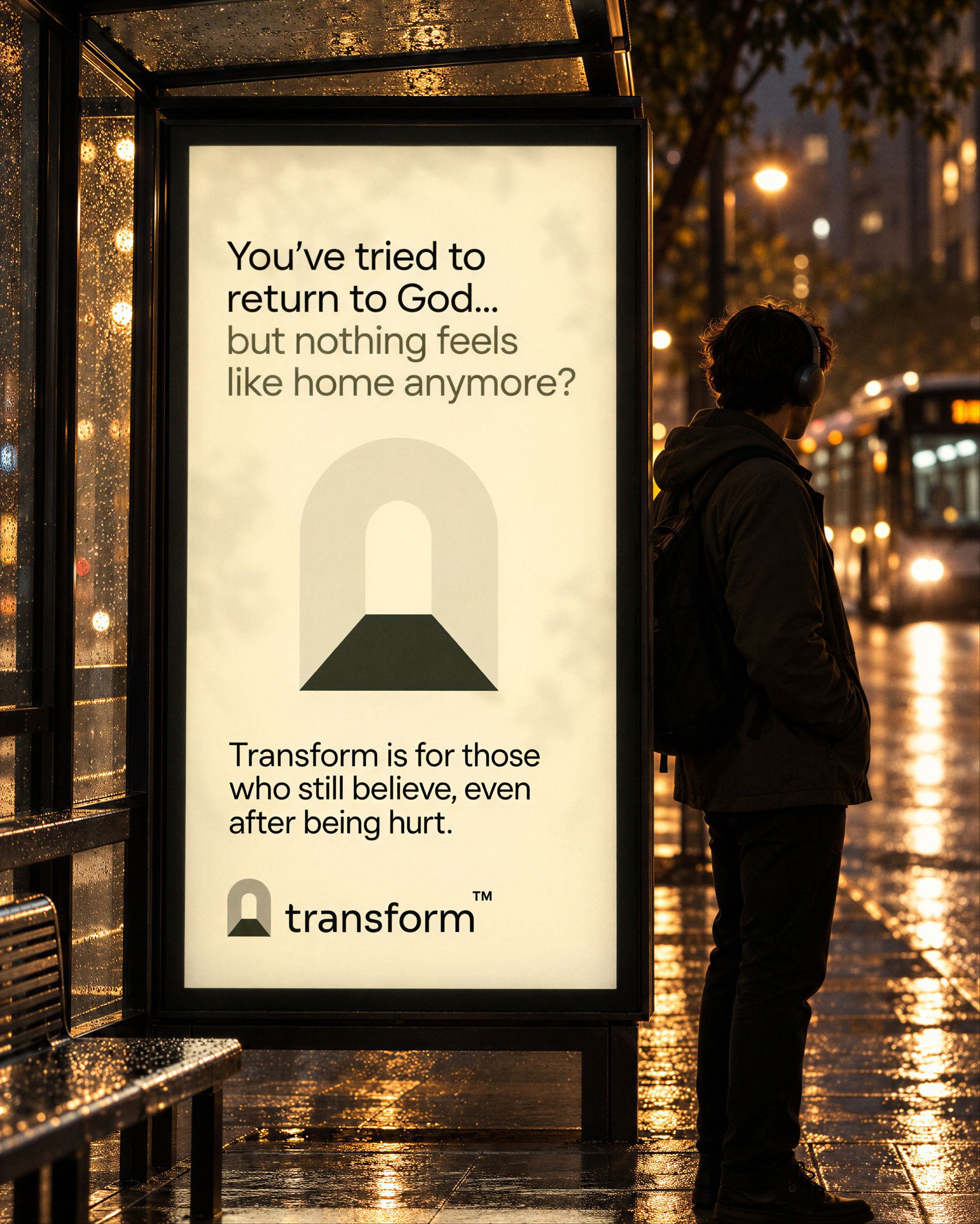 Abrigo de ônibus em noite de chuva com o cartaz "You've tried to return to God… but nothing feels like home anymore?" e um rapaz de costas esperando.
