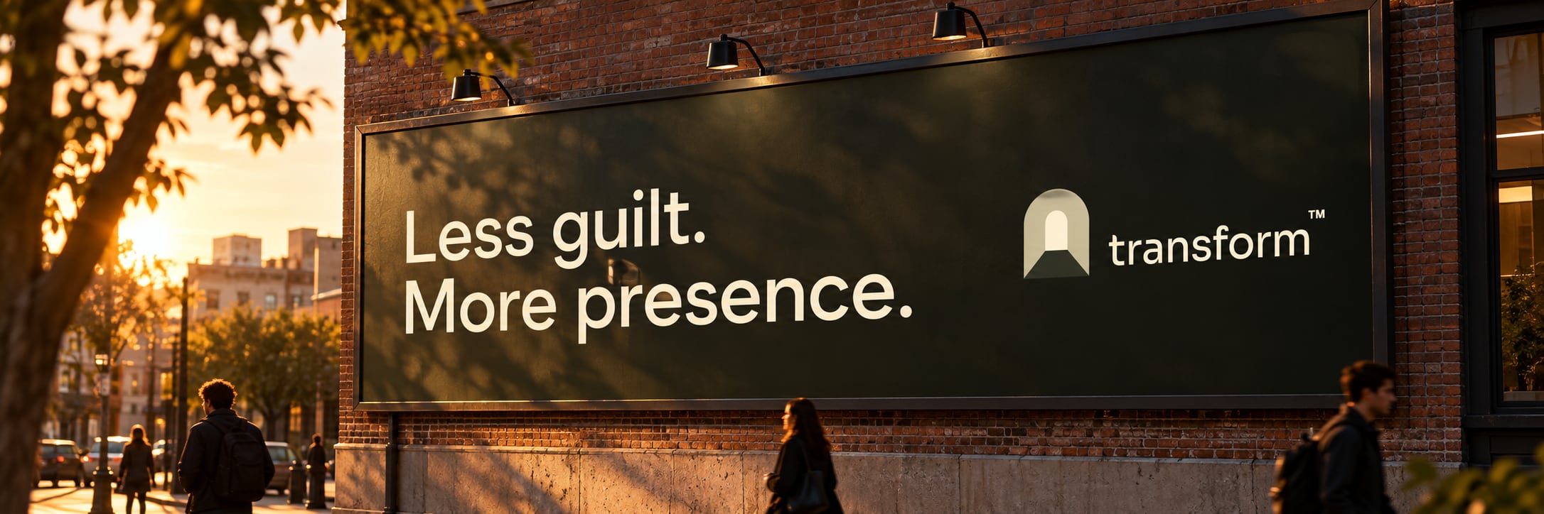 Outdoor numa parede de tijolos ao pôr do sol com "Less guilt. More presence." e pessoas passando.